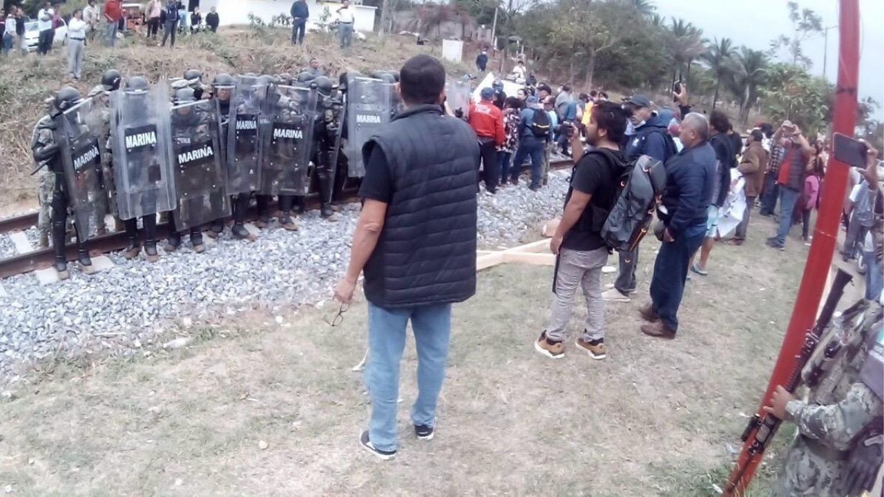 Marina retira bloqueo de extrabajadores en el Ferrocarril del Istmo de Tehuantepec; hay 2 detenidos