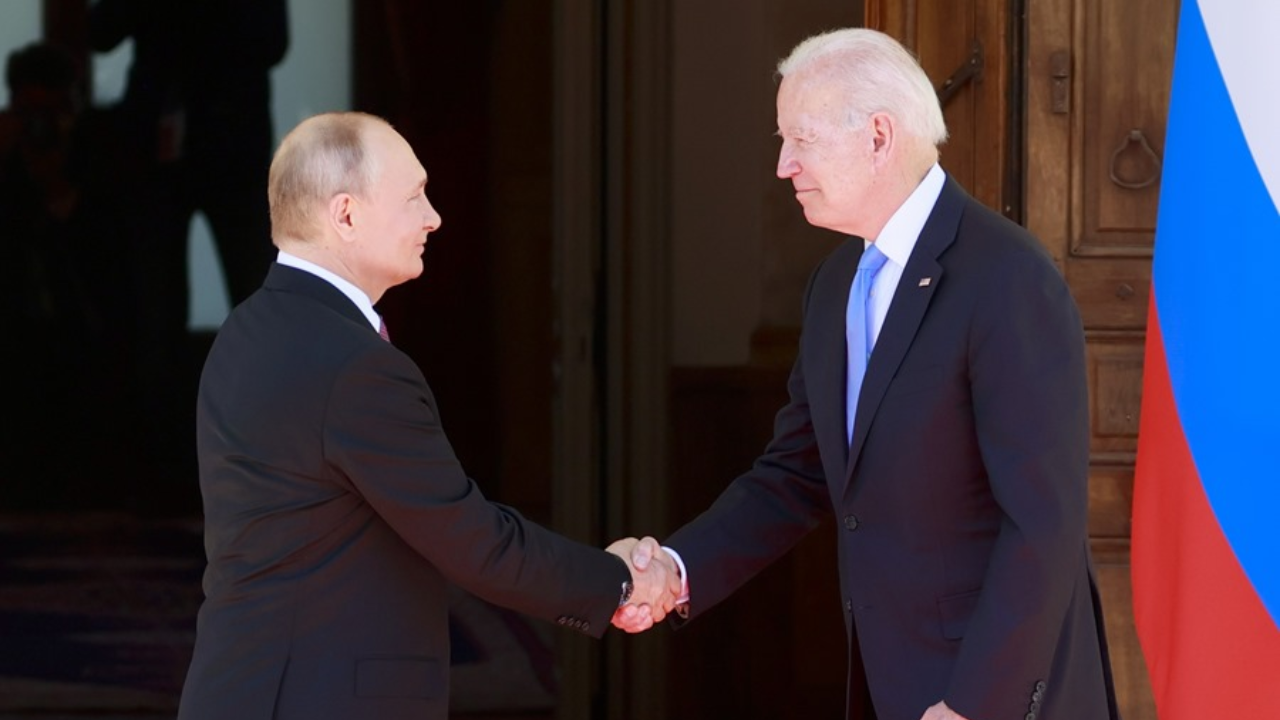 Rusia critica a Biden por comportarse como 'un vaquero de Hollywood' ante insultos a Putin