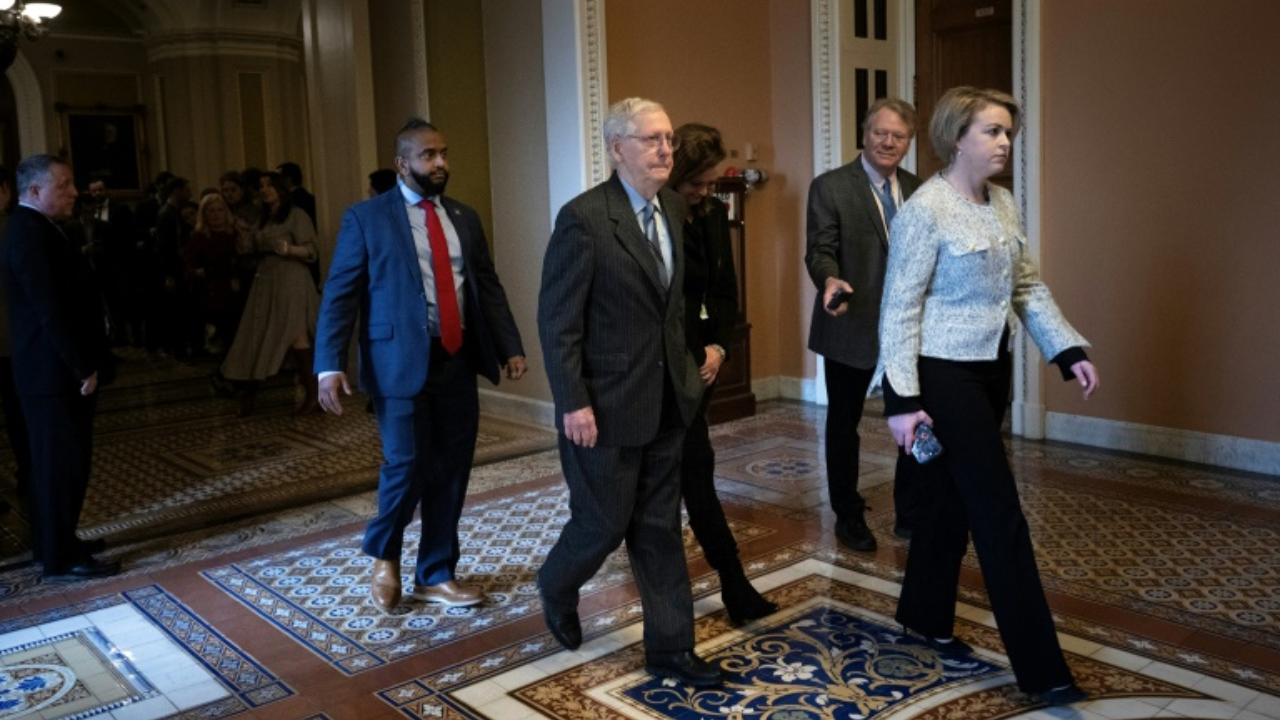 Mitch McConnell anuncia su retiro como líder republicano en el senado de EU