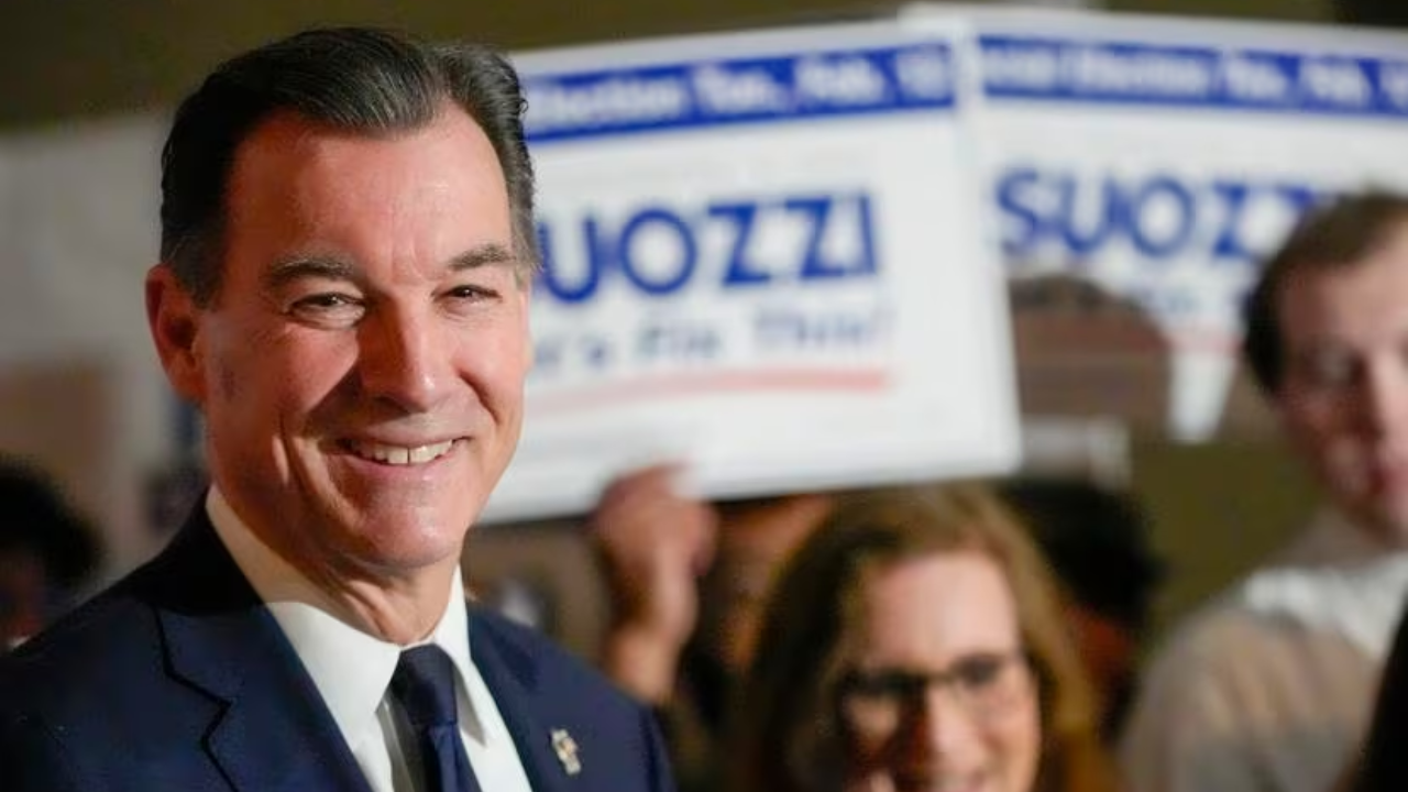 Demócrata Tom Suozzi gana lugar de George Santos, republicano expulsado de la Cámara de Representantes