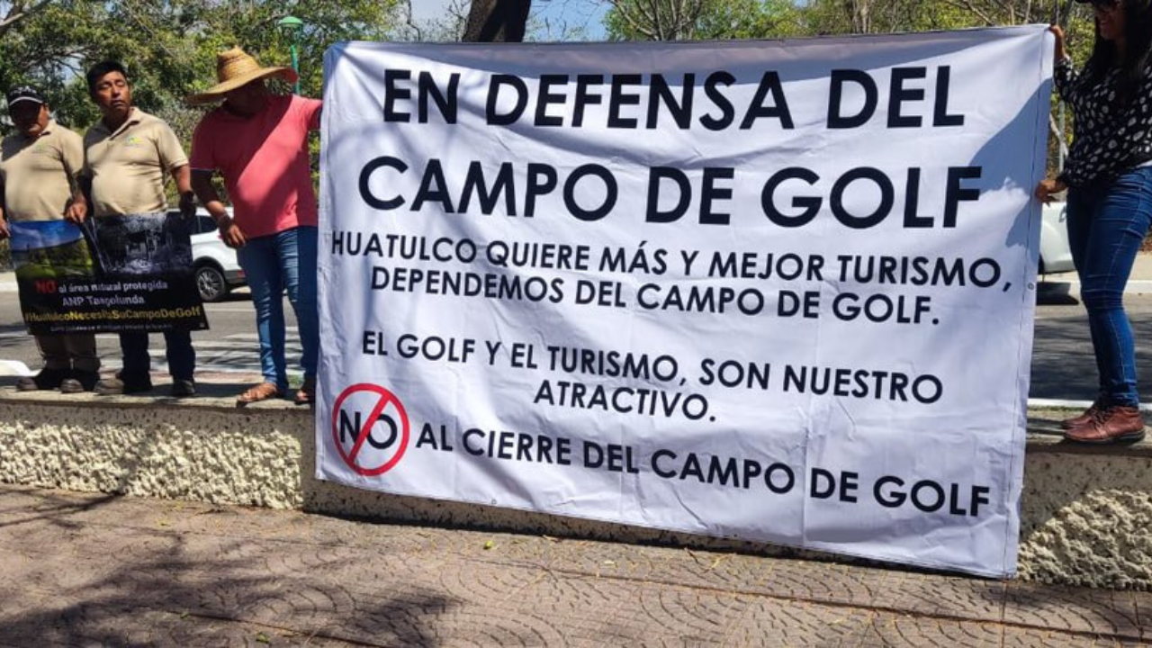 Pobladores de Huatulco se manifestaron ante la amenaza del cierre de un campo de Golf, argumentando que dañara al turismo.