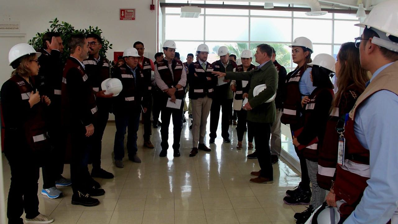 Representantes de la industria farmacéutica nacional, visitan Megafarmacia del Bienestar