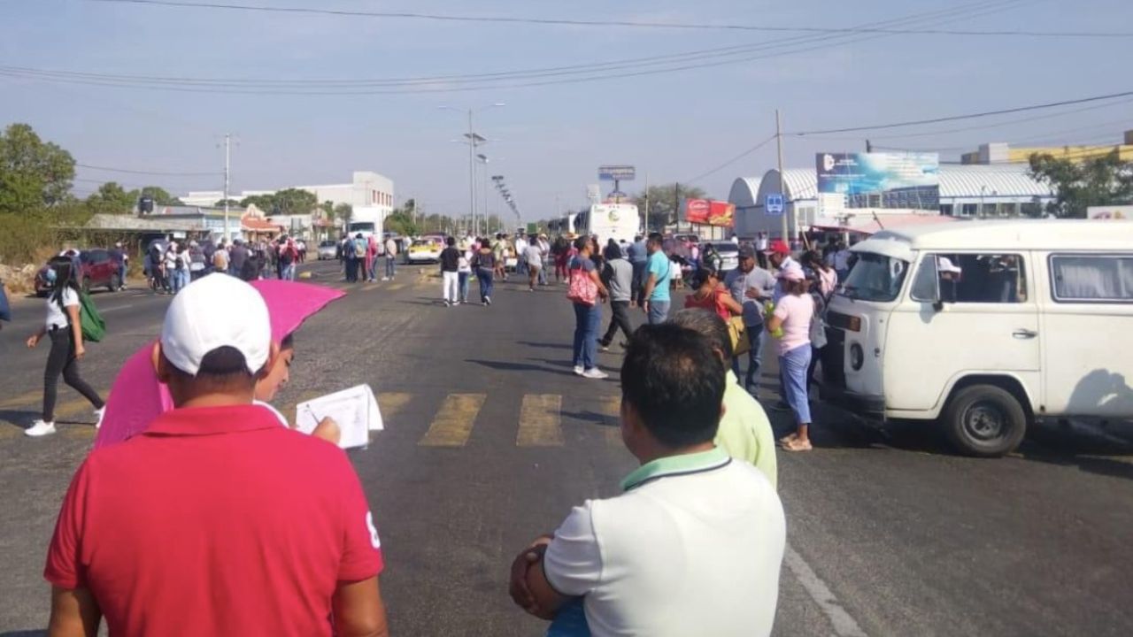 Con bloqueos maestros de la Sección 22 recibieron a AMLO en Salina Cruz