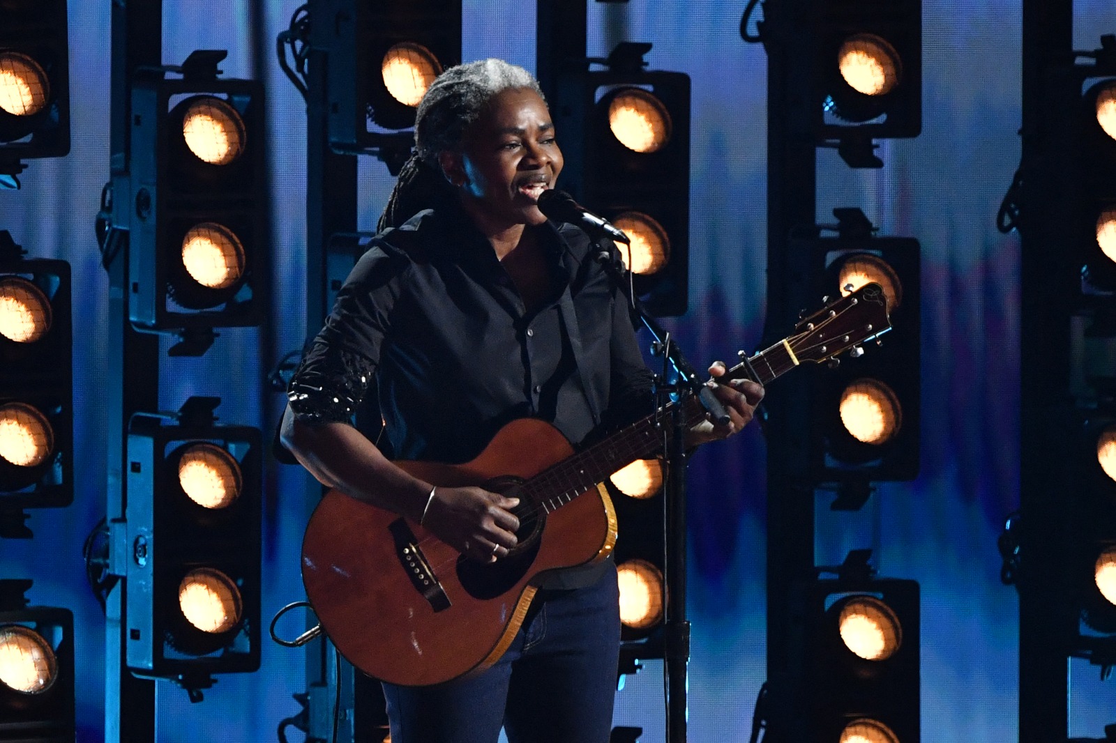 Tracy Chapman en su presentación en los premios Grammy.