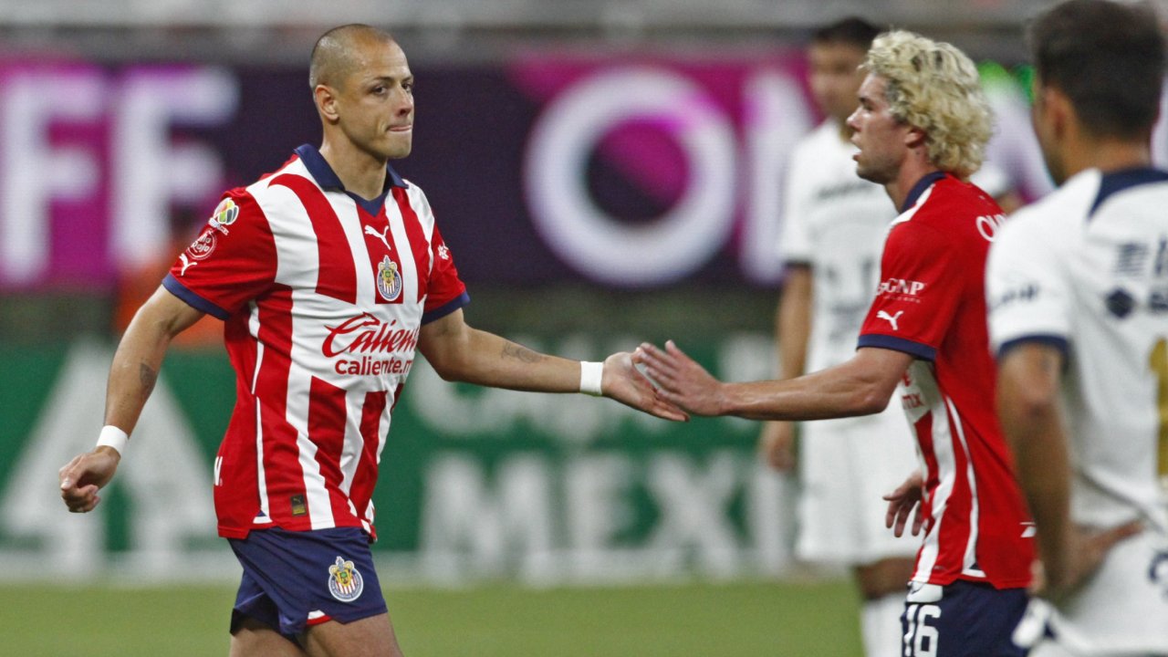 Las Chivas volvieron a la senda del triunfo al derrotar 3-1 a los Pumas, en el estreno de Javier "Chicharito" Hernández con el Rebaño.