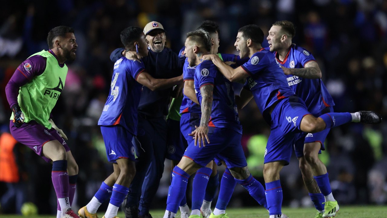 Cruz Azul tomó el liderato del campeonato mexicano tras vencer 1-0 a los Tigres, este sábado en el Estadio de la Ciudad de los Deportes.