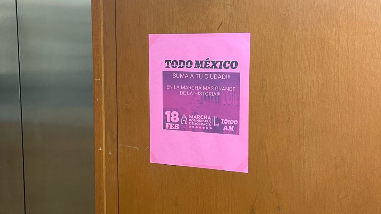 Colocan propaganda a favor de la marcha denominada "Marcha por nuestra democracia", dentro del edificio de la SCJN