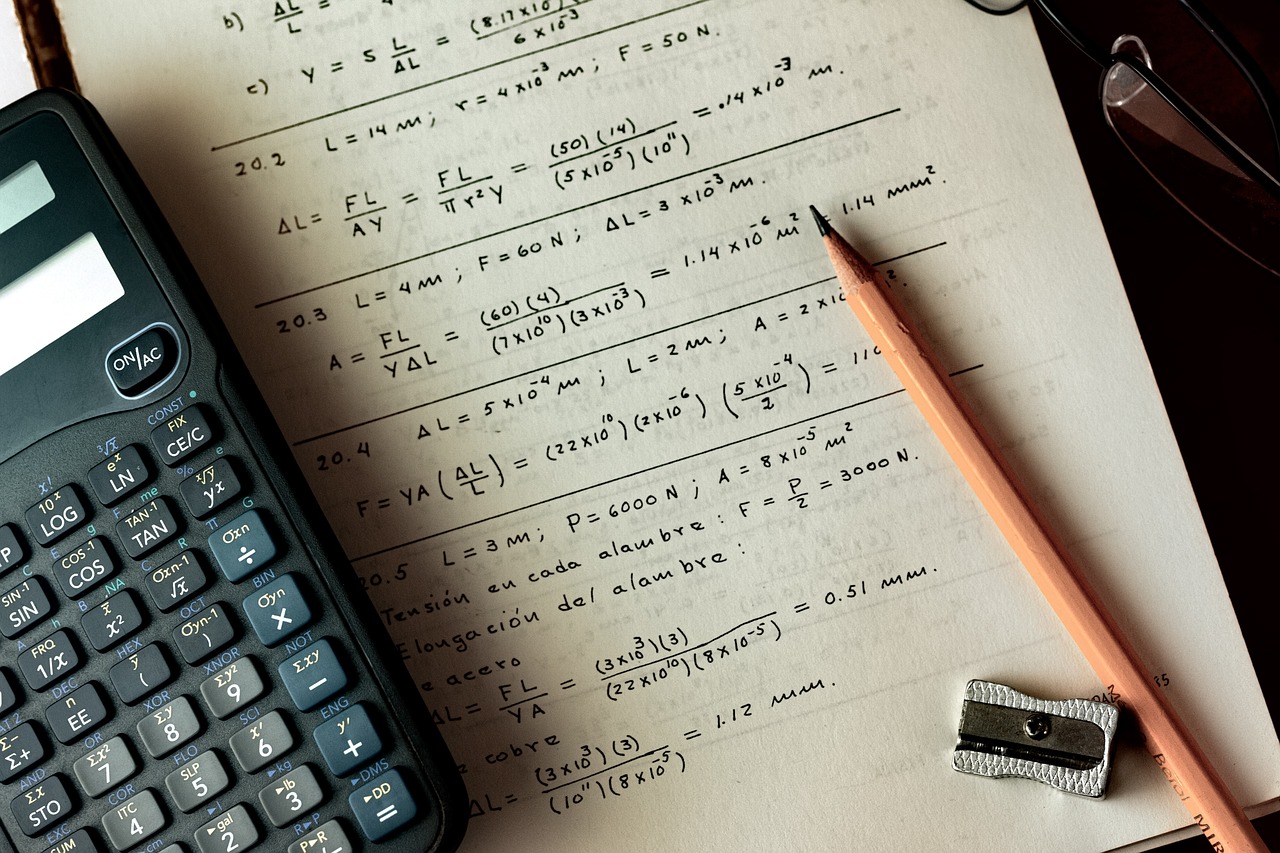 Calculadora, lápiz y cuadernillo: herramientas de uso común en matemáticas.