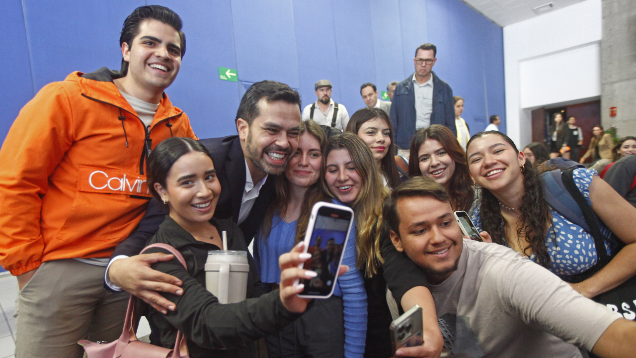 Máynez visita centro educativo en Gdl