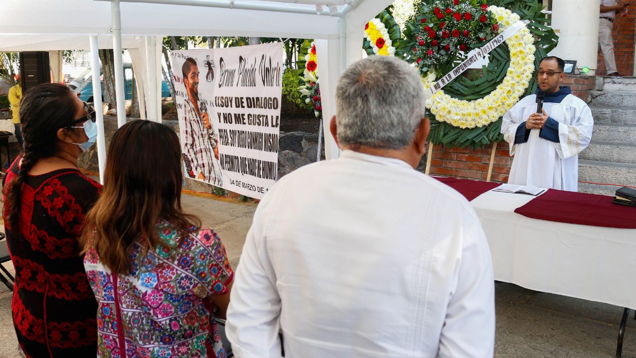 Agresión. Comando balea a la familia el exlíder de las autodefensas guerrerenses; su hija exige esclarecer el crimen de su padre, a quien le hicieron ayer una misa.