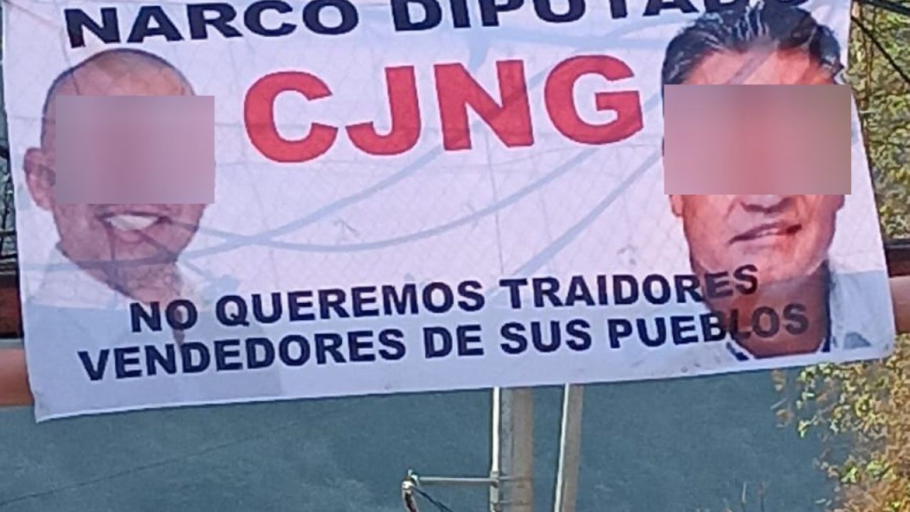 En la tela, Villatoro Osorio aparece con el presidente de Amatenango de la Frontera, Ernesto Osorio, quien es su primo.