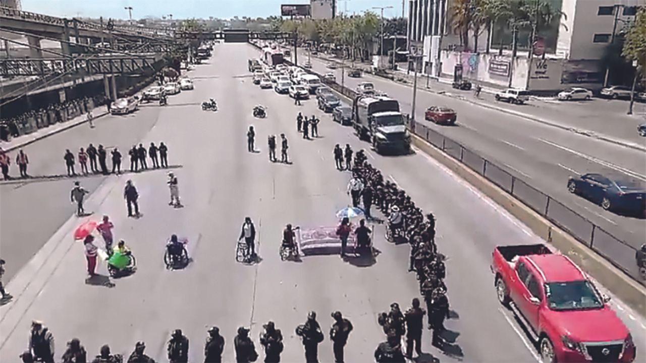 Inconformidad. Por más de cinco horas el Aeropuerto Benito Juárez fue cerrado por pacientes que buscan un tratamiento de médula espinal.