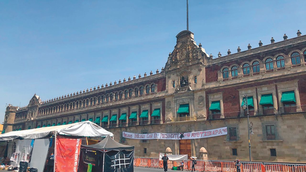 Protesta. Los padres de los 43 y otros simpatizantes mantienen un campamento frente a Palacio Nacional.