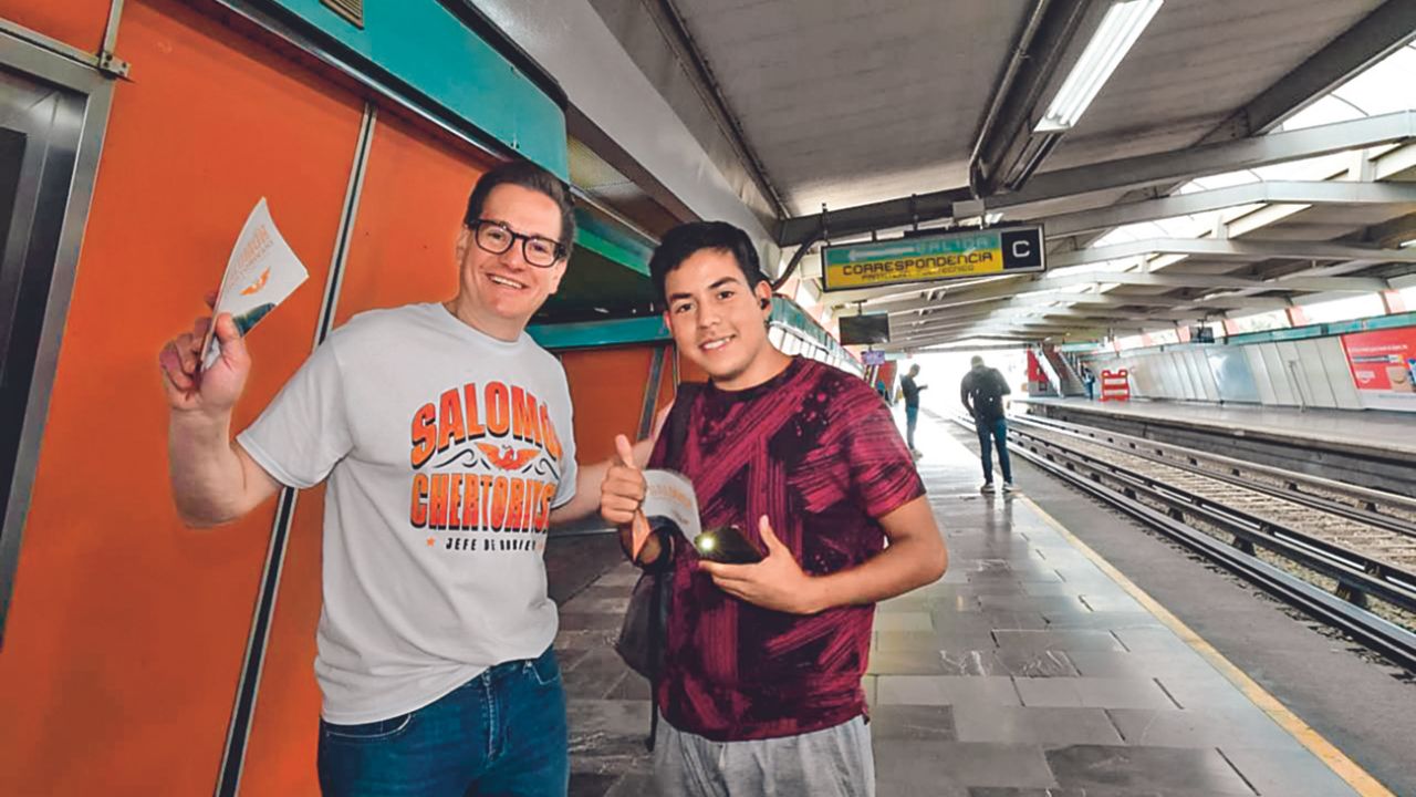 Estrategia. El abanderado de Movimiento Ciudadano viajó y entregó su propaganda en la Línea 4 del STC.