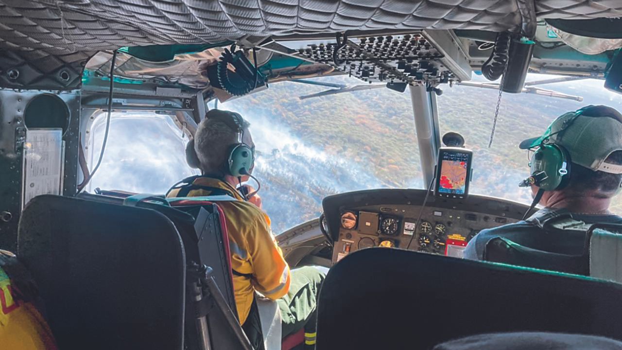 LABOR. Elementos de bomberos de Jalisco respondieron para apagar el fuego en La Primavera.