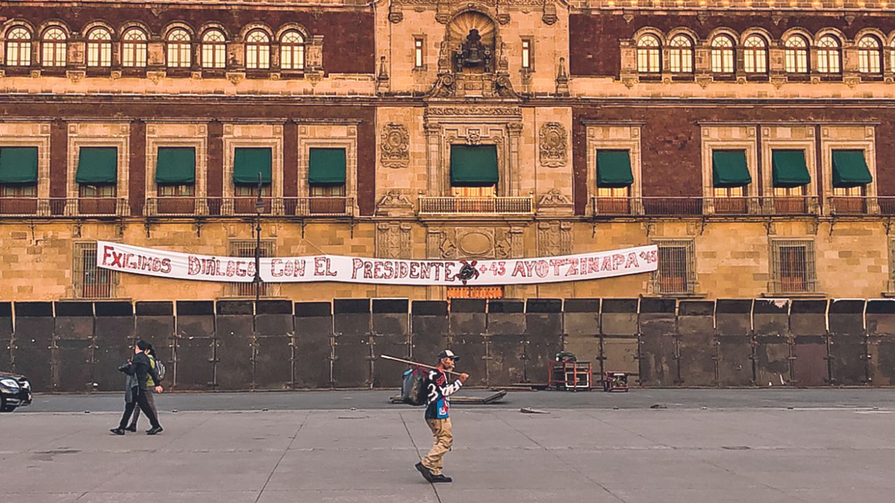 Relámpago. Los normalistas utilizaron una camioneta tomada a la CFE para usarla como ariete contra una puerta de Palacio; tras el ataque, evacuaron su campamento y enfilaron hacia Guerrero. 