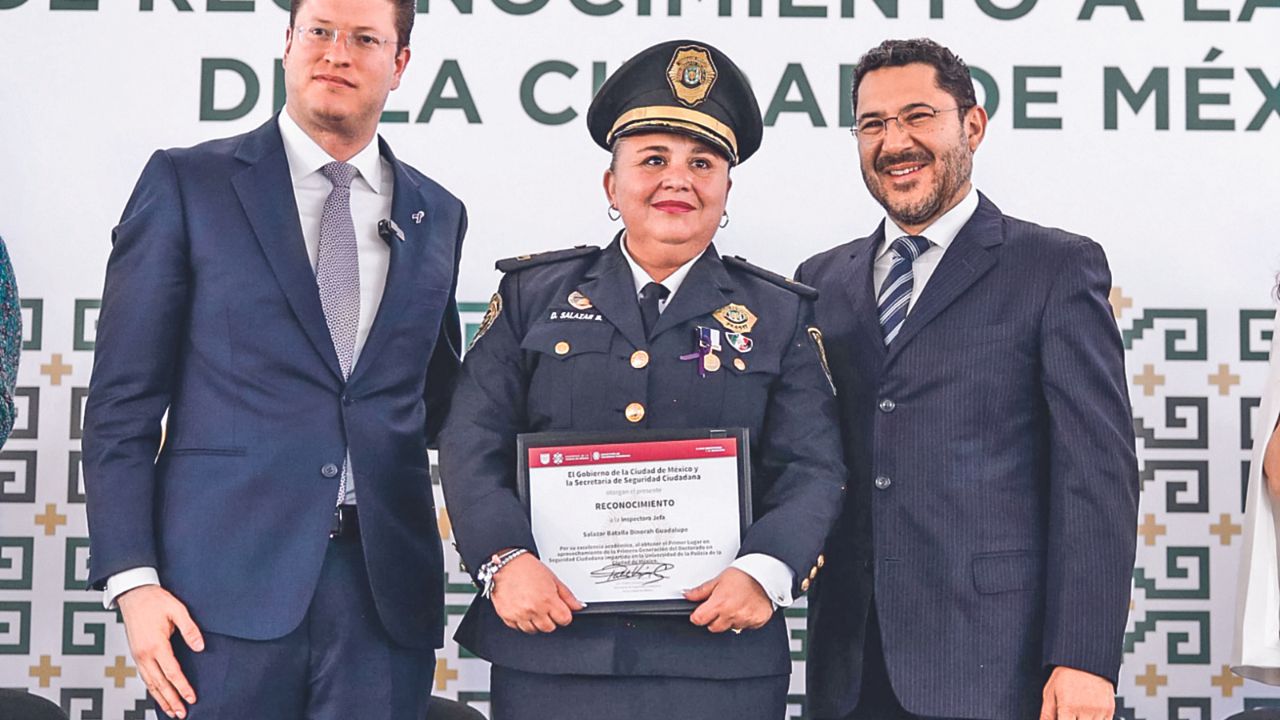 Condecoran. En el evento el jefe de Gobierno, Martí Batres, reconoció la labor de 705 mujeres policías de la SSC.