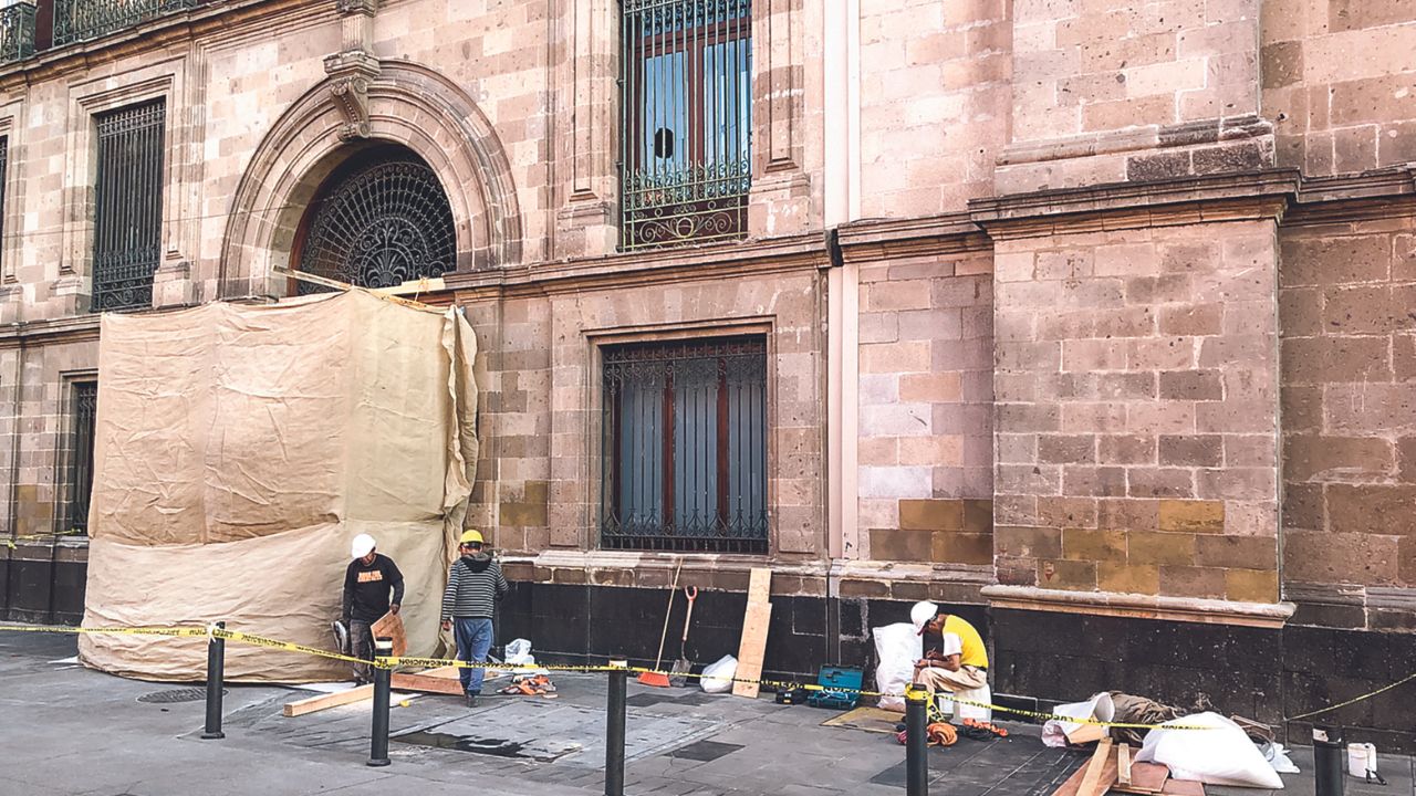 Daños. Así se veía ayer la puerta que fue embestida por los normalistas el miércoles. 