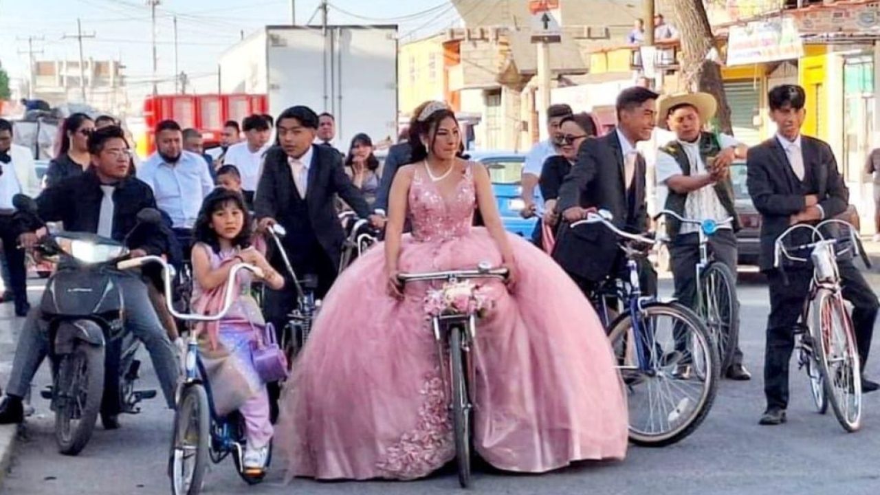 Festejo. Una quinceañera celebró su cumpleaños en una bicicleta y con una rodada en Toluca.