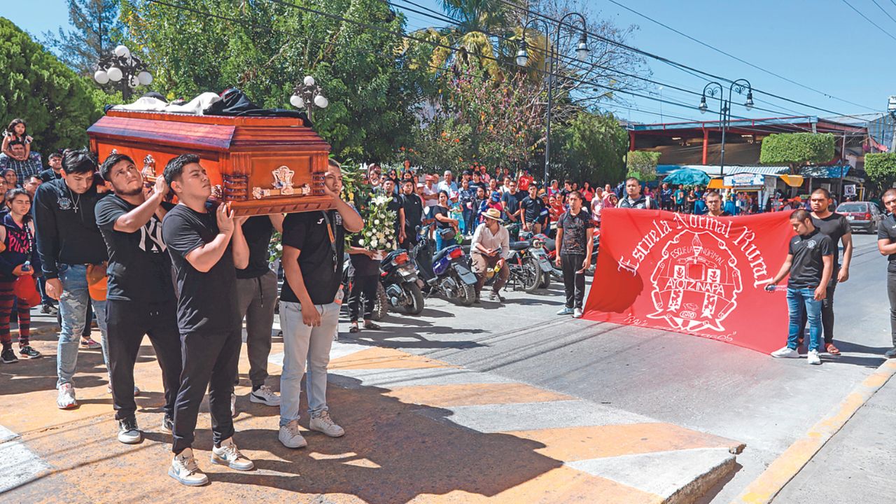 Tixtla. Ayer se llevó a cabo el funeral del normalista Yankee Khotan, quien murió a manos de la Policía Estatal de Guerrero. 