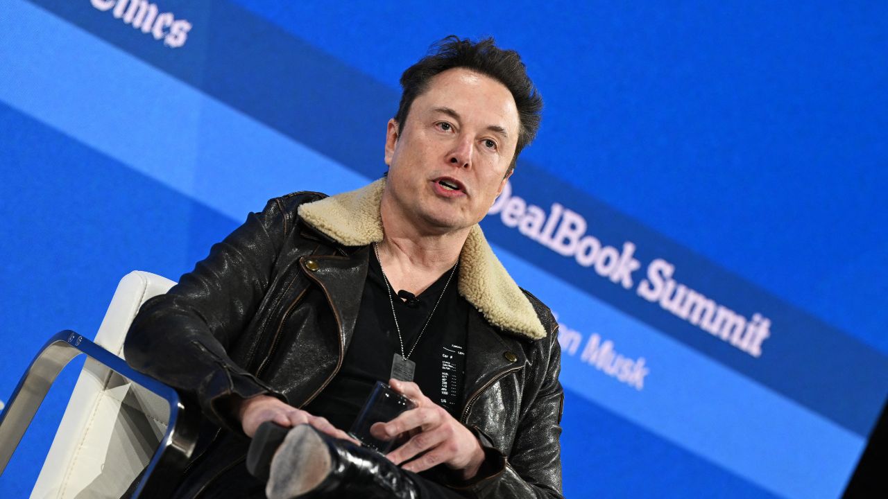 El magnate estadounidense Elon Musk anunció ayer que hará que Grok, su chatbot de inteligencia artificial (IA) y rival de ChatGPT