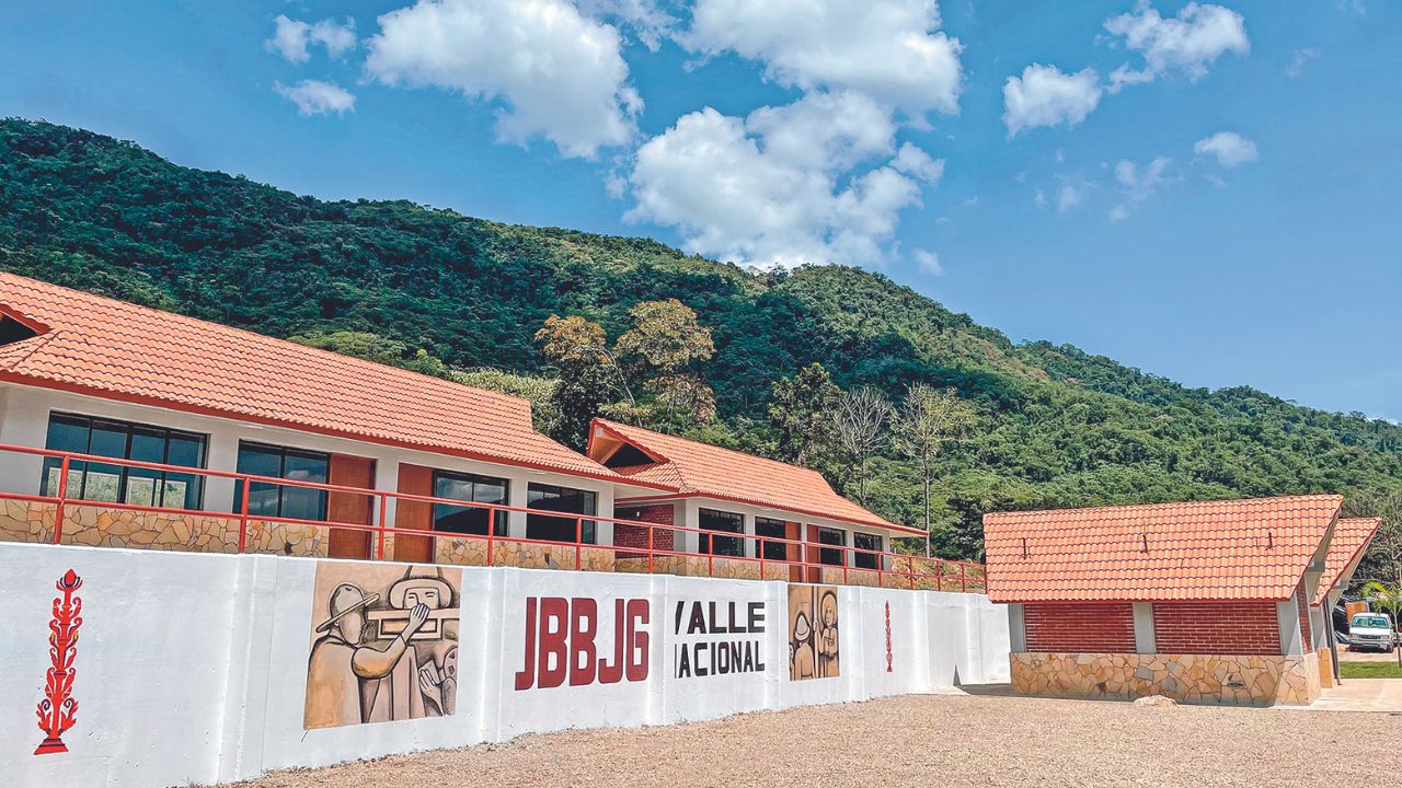 Sede. En San Juan Bautista Valle Nacional, Oaxaca, se encuentra uno de los planteles de la Universidad Benito Juárez. 