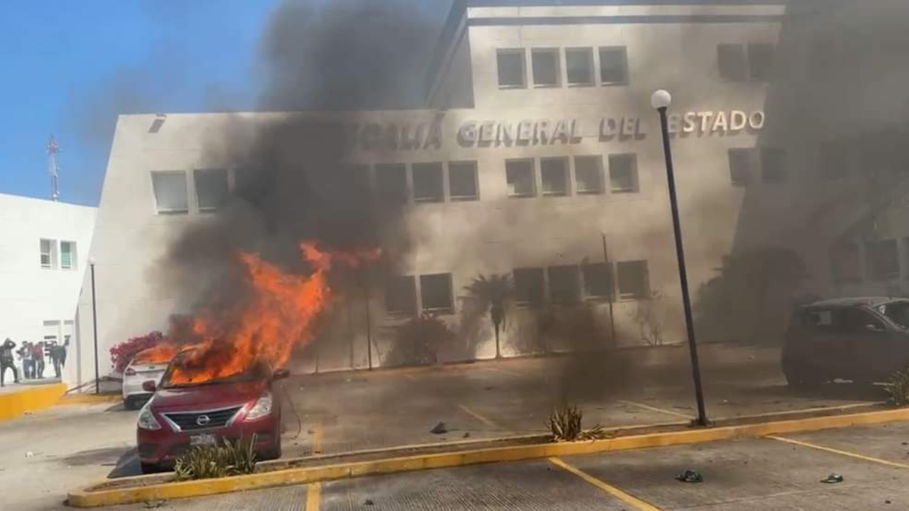 Normalistas incursan en gobierno de Chilpancingo