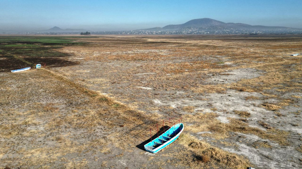 Demanda. El lago se seca desde 2022, debido a la sequía, lo que aumentó la cantidad de pipas que surten el líquido en la zona y en el Valle de México, denuncian habitantes.