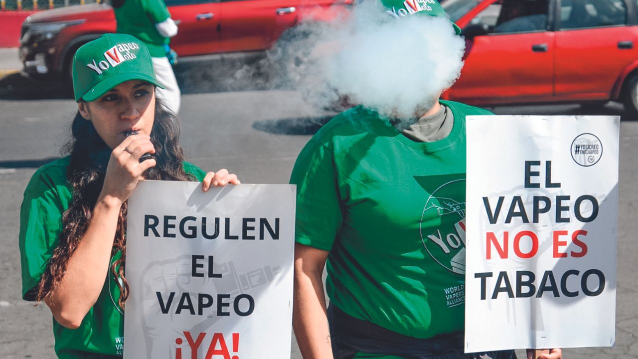 Inconformidad. Consumidores de vapeadores exigieron la regulación de estos objetos.