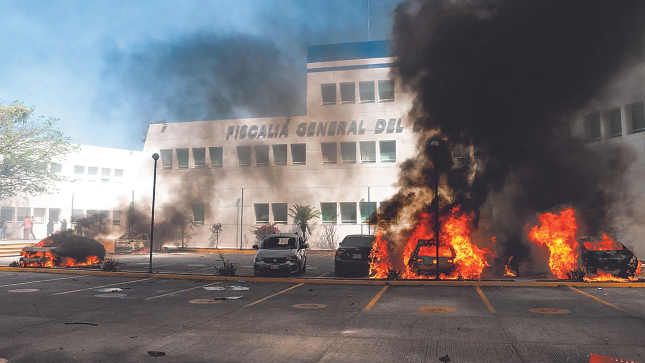 Arde Guerrero. Los normalistas que atacaron la Fiscalía estatal incendiaron los vehículos que encontraron en el estacionamiento. 