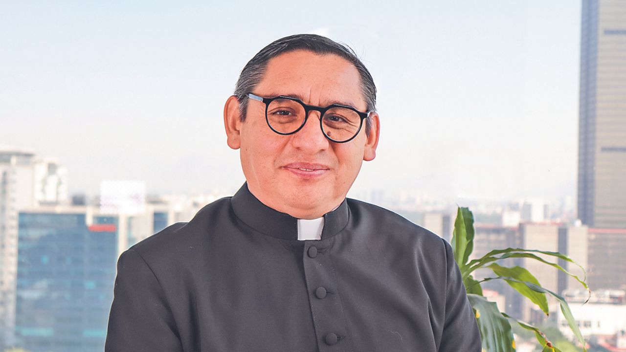 AMBIENTE. En el estudio de grabación pueden verse imágenes eclesiásticas como si estuviera dentro de una iglesia.