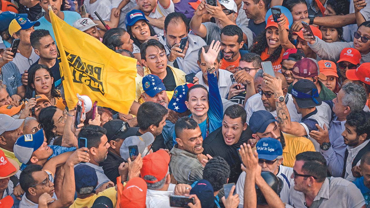 CAMPAÑA. La líder opositora venezolana, María Corina Machado, fue recibida ayer al grito eufórico de "¡Libertad, libertad, libertad!" por sus simpatizantes, durante un mitin en Valencia, estado de Carabobo.