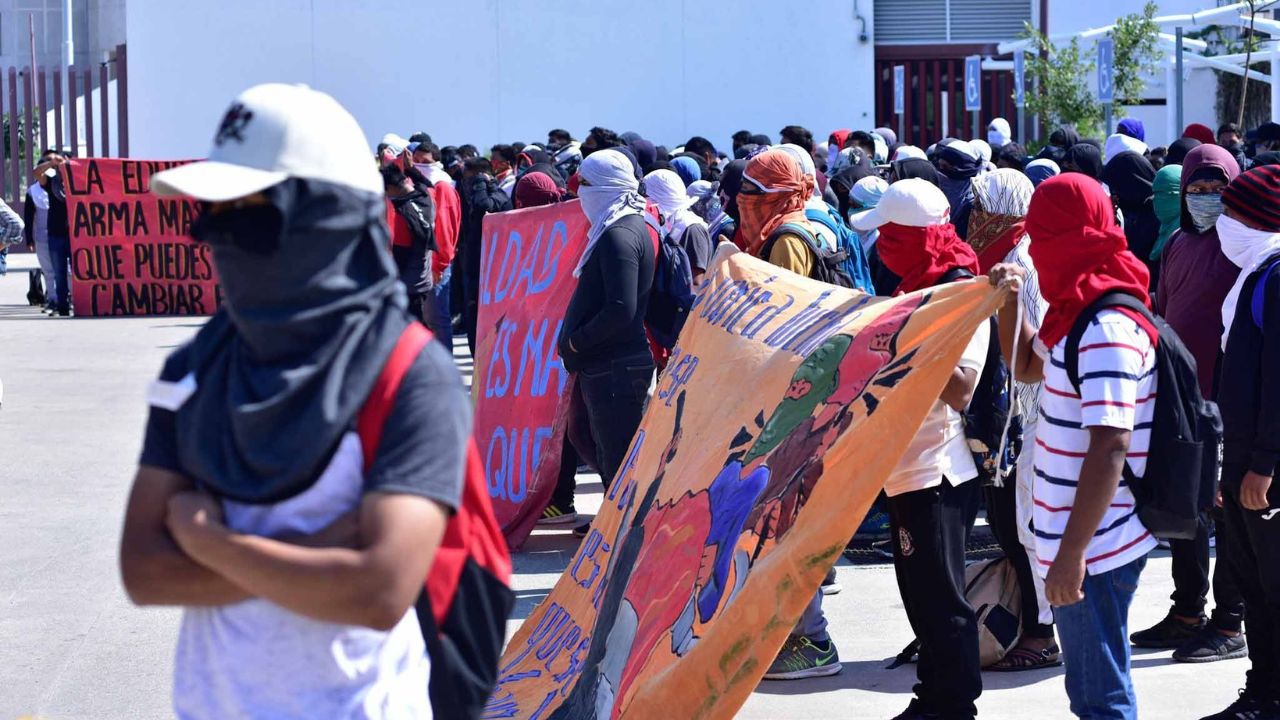 Crimen. Alumnos de la Isidro Burgos protestaron afuera del juzgado y exigen justicia por la muerte de su compañero. Además, afirman que le sembraron un arma, drogas y alcohol.