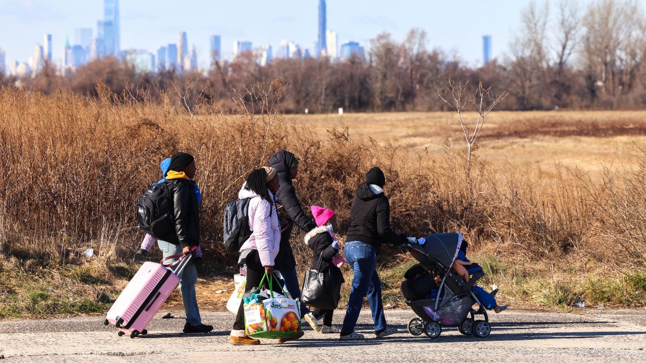 En "medio de la nada" ráfagas de viento polar barren las pistas de un viejo aeródromo de Nueva York en desuso, dónde viven unos mil 800 migrante