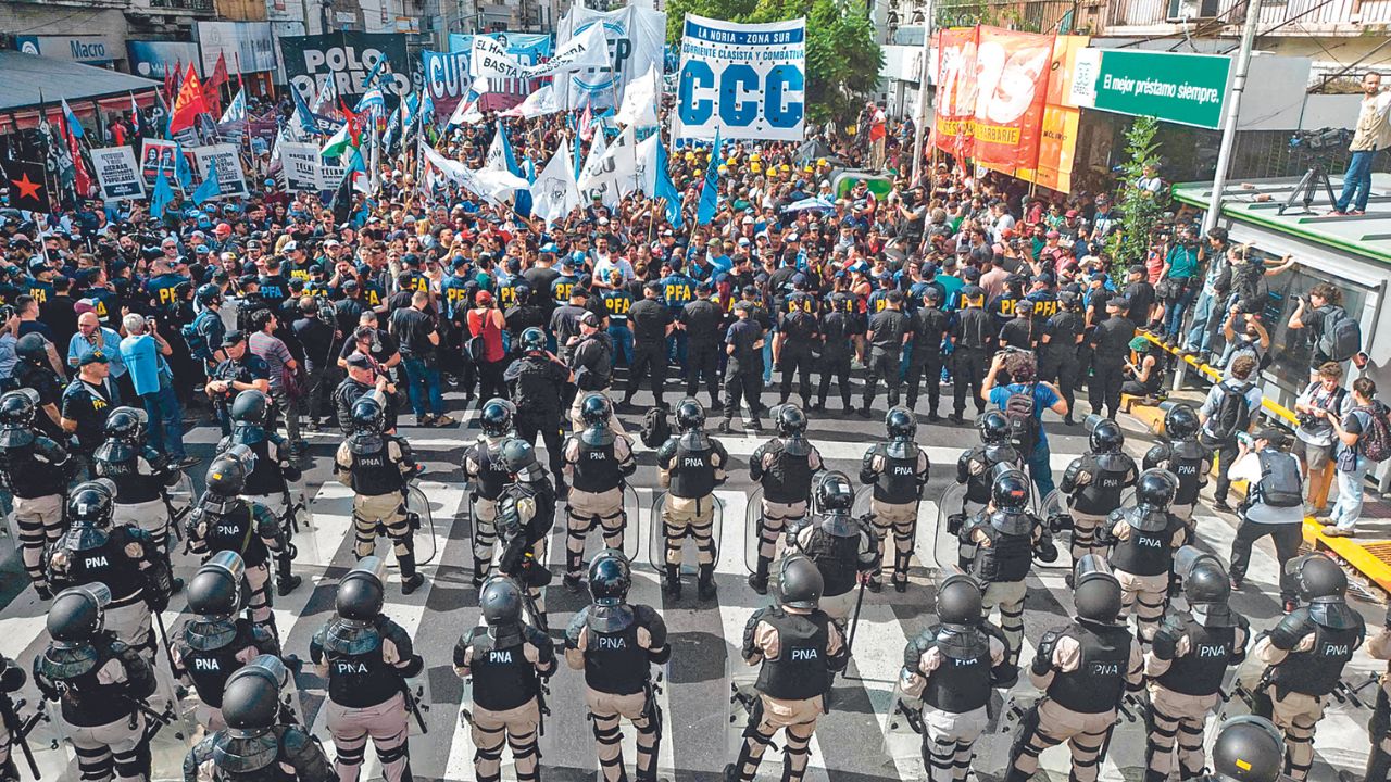 CHOQUES. Las fuerzas de seguridad se enfrentaron a manifestantes contra los recortes del gobierno argentino en los sectores más vulnerables, en el puente Pueyrredón de Avellaneda de Buenos Aires.