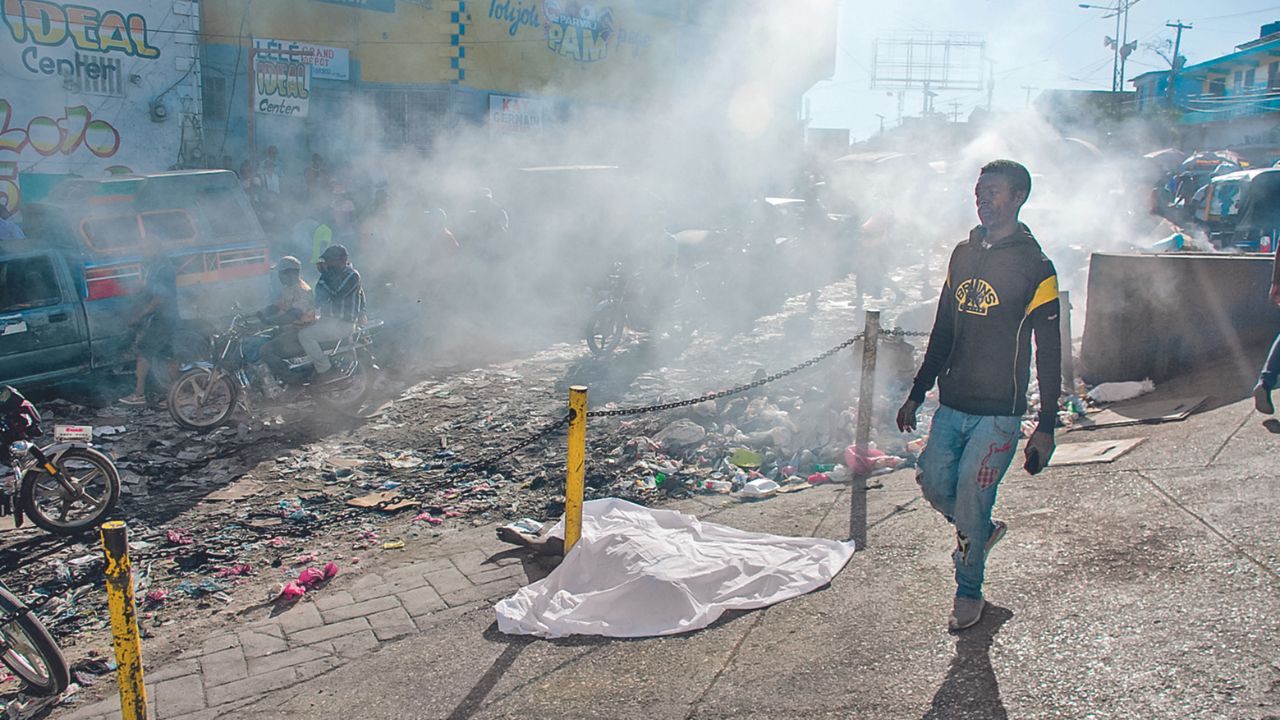 TRAGEDIA. El cuerpo de una persona se encontró ayer en las calles de Pétion-Ville, Puerto Príncipe.