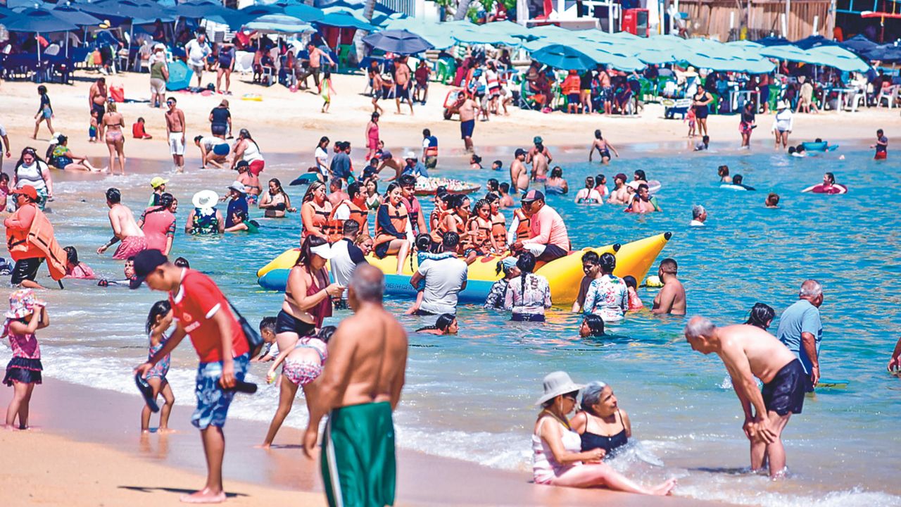 Reactivación. Este puente vacacional varias playas lucieron repletas. Hoteles y el aeropuerto ya están operando, destacaron autoridades federales y estatales en La Mañanera.