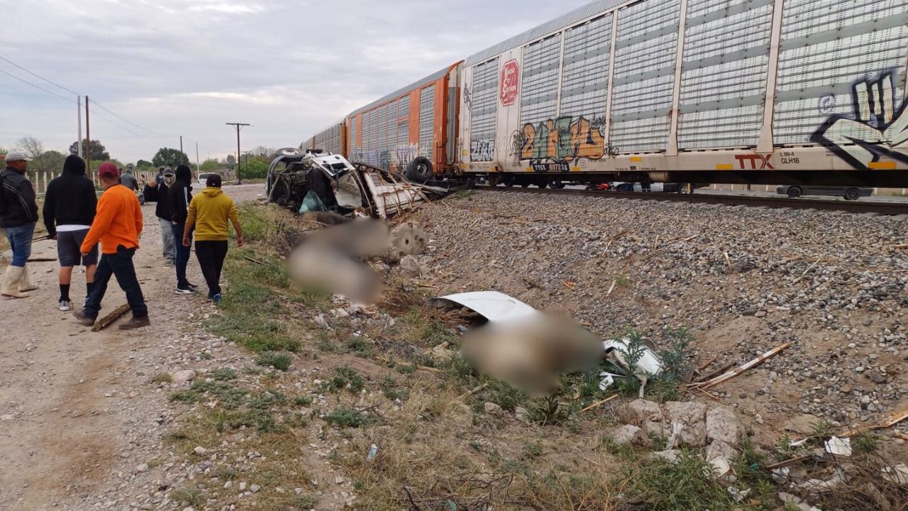 Colisiona tren con tráiler en Durango