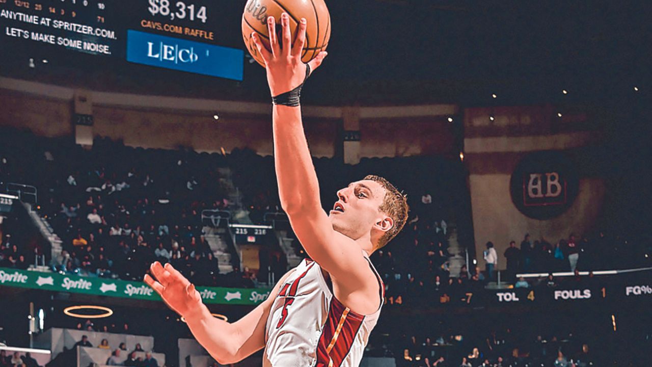 En un intenso partido que se definió por apenas tres unidades, el Miami Heat venció en calidad de visitante a los Cleveland Cavaliers 104-107