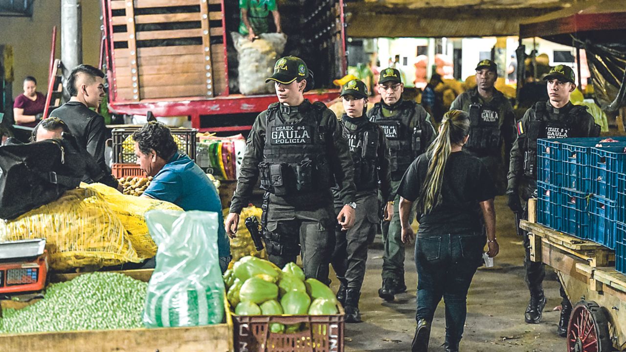 POLICÍA. Miembros del Gaula (Grupos de Acción Unificada por la Libertad Personal) patrullaban el mercado de Santa Helena durante una campaña para evitar la extorsión en Cali, el 17 de febrero de 2024.