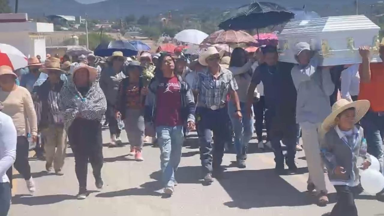 PESAR. El pasado 14 de marzo familiares y amigos de Adriel le dieron el último adiós, en Santiago de Anaya, Hidalgo. Su familia acusa que fue víctima de bullying.