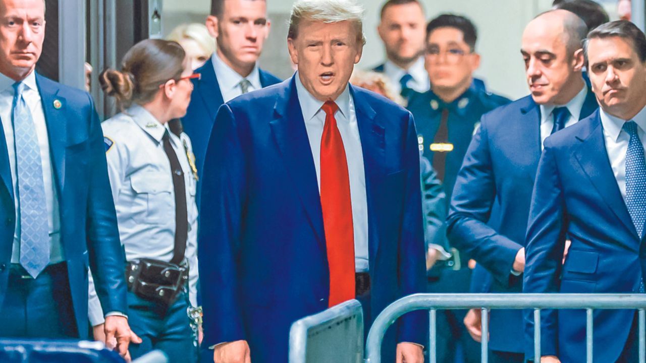 DISCURSO. El exmandatario republicano Donald Trump habló ayer con los medios de comunicación a las afueras del Tribunal Penal de Manhattan en Nueva York.