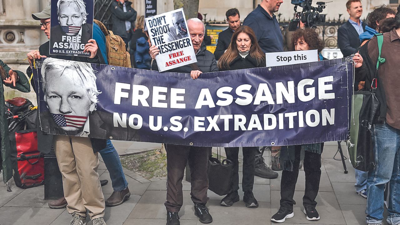 APOYO. Simpatizantes del fundador de WikiLeaks, Julian Assange, sostuvieron pancartas frente a los Tribunales de Justicia británicos, para pedir su liberación en lugar de su traslado a Estados Unidos.