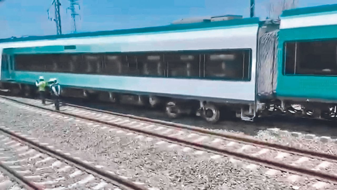 DESCARRILAMIENTO. En su llegada a la estación de Tixkokob, Yucatán, el tren se salió de las vías, por lo que se investiga la causa de este suceso.