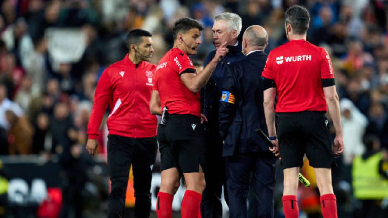 Gil Manzano salta a la polémica por pitar final del juego antes del gol del Madrid