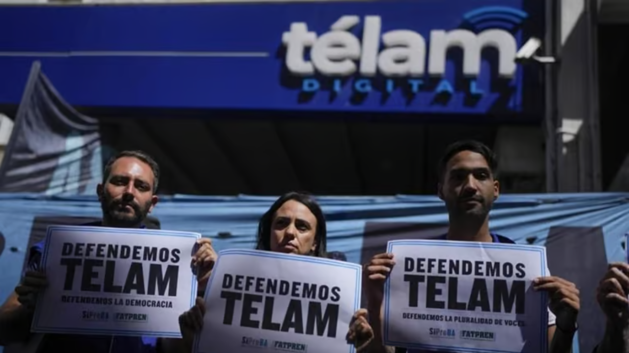 Argentina extiende suspensión de agencia estatal de noticias Télam