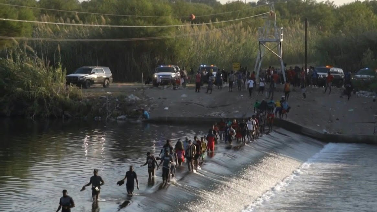 Corte Suprema de EU detiene temporalmente una ley de Texas que permite arrestar migrantes