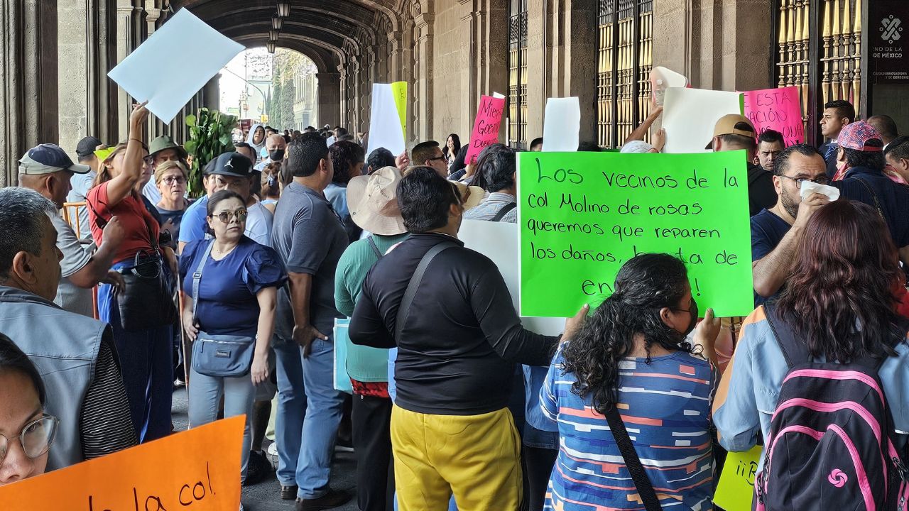 un grupo de vecinos se presentó frente a las oficinas de la Jefatura de Gobierno en la Plaza de la Constitución, para exigir una reunión con autoridades capitalinas.