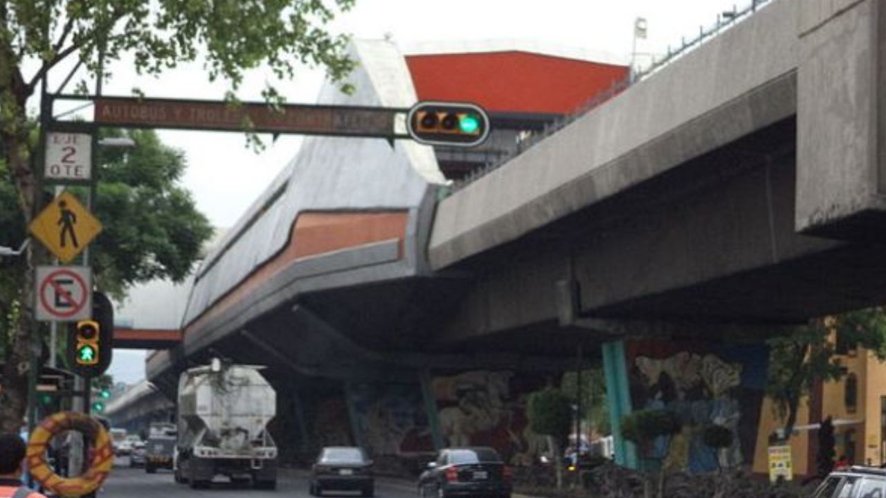 Una mujer aparece muerta debajo de un puente vehicular cerca del Metro Morelos; fue acuchillada