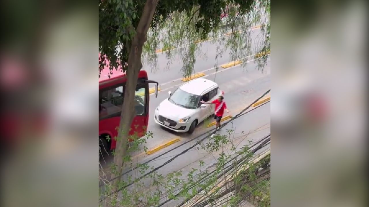 Conductor hace "berrinche" y se pone al frente del Metrobús en sentido contrario